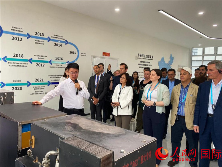 各國の外交官や國際機(jī)関の代表に自社の発展?fàn)顩rを紹介する于民社長(撮影?宋歌)