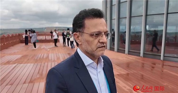 取材に応じるイランのモフセン?バフティヤール駐中國大使(撮影?方童)