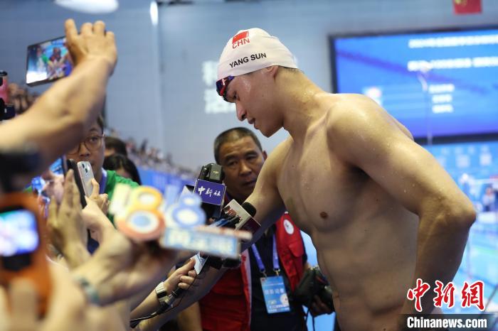 8月25日夜、インタビューに応じる孫楊選手（撮影?韓蘇原）。