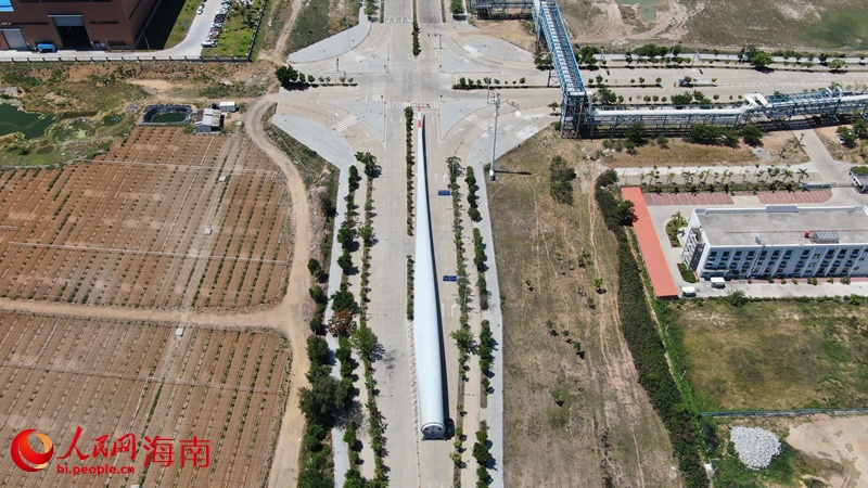 東方明陽(yáng)新エネルギー先端設(shè)備産業(yè)拠點(diǎn)で生産される長(zhǎng)さ143mの風(fēng)力発電ブレード。撮影?符武平