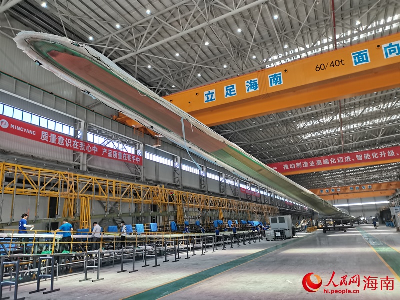 東方明陽(yáng)新エネルギー先端設(shè)備産業(yè)拠點(diǎn)で風(fēng)力発電ブレードが加工されているところだ。撮影?毛雷