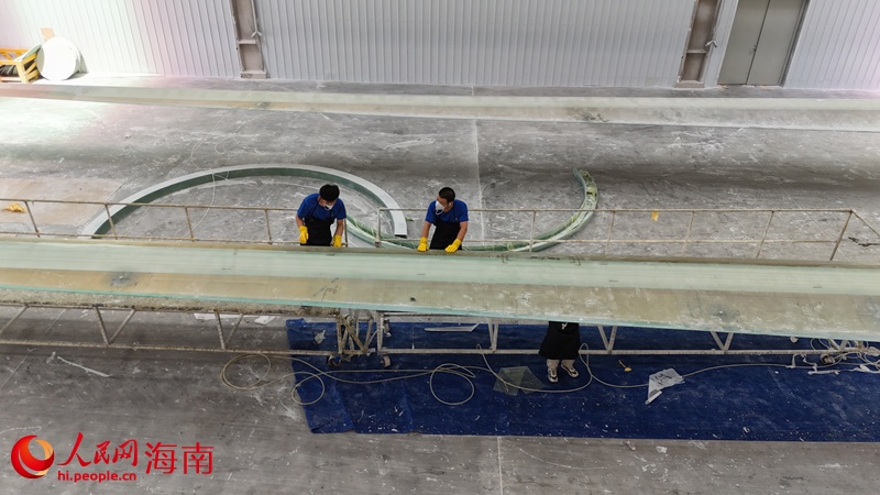 風(fēng)力発電ブレードを加工している作業(yè)員。撮影?孟凡盛