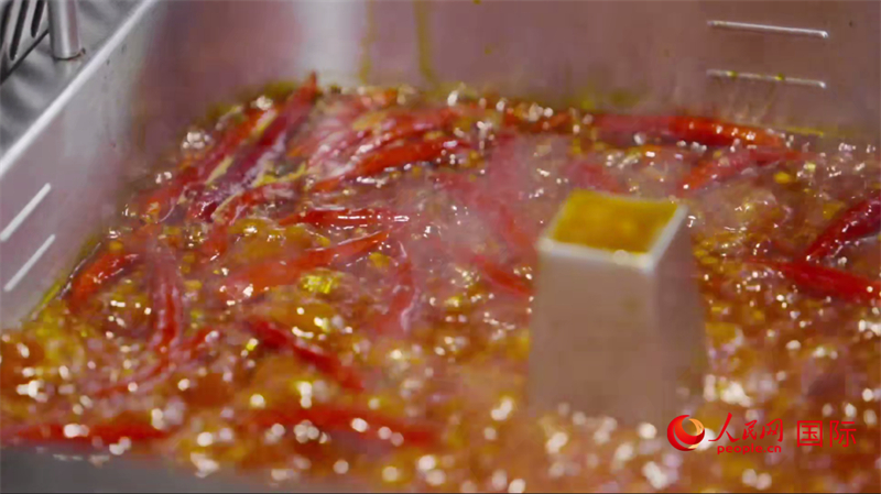 成都のピリ辛風(fēng)味の火鍋（撮影?張栄）。