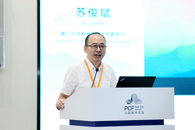 基調(diào)講演を行う廈門大學(xué)新聞伝播學(xué)院の蘇俊斌副院長（寫真提供?主催者）。