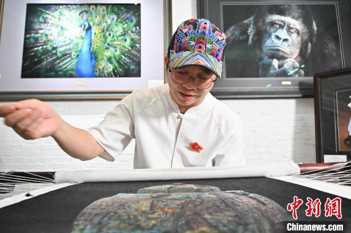 広州伝統(tǒng)の刺繍「広繍」の技術(shù)で「青銅器」を縫い上げる男性