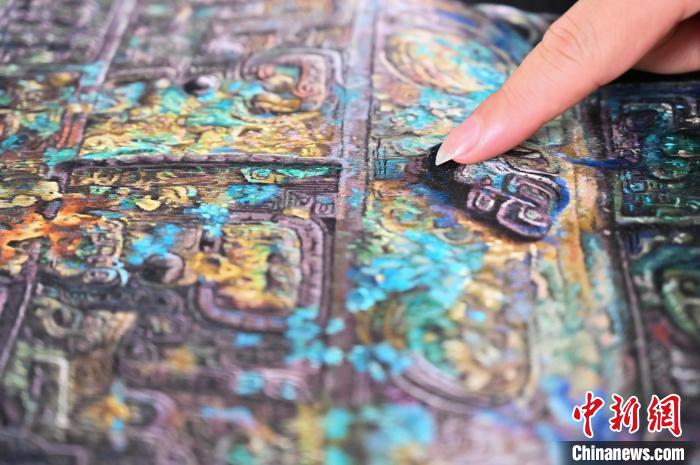 広州伝統(tǒng)の刺繍「広繍」の技術(shù)で「青銅器」を縫い上げる男性