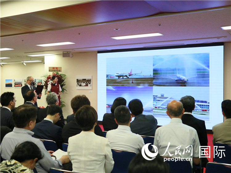 會(huì)場(chǎng)で論評(píng)?評(píng)価する世界華人撮影連盟の馮學(xué)敏副主席（撮影?許可）