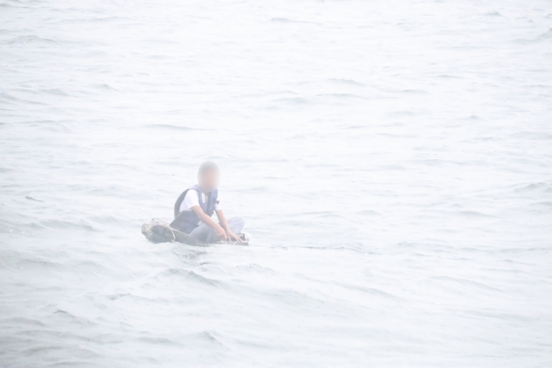 沿岸警備隊(duì)が発見(jiàn)した発泡スチロールの板に座ったまま海に流されていた男性(寫真提供?広東海警局)。