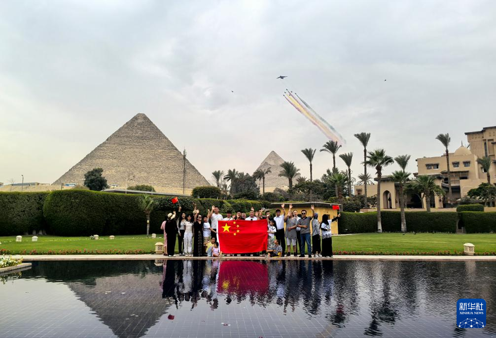 中國空軍機(jī)がエジプトで飛行パフォーマンス　ピラミッド上空を初飛行