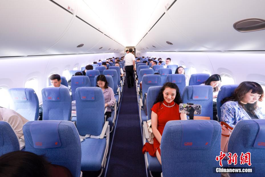 中國(guó)國(guó)旗が機(jī)體にあしらわれた初のC919型機(jī)がお披露目　上海から北京に到著