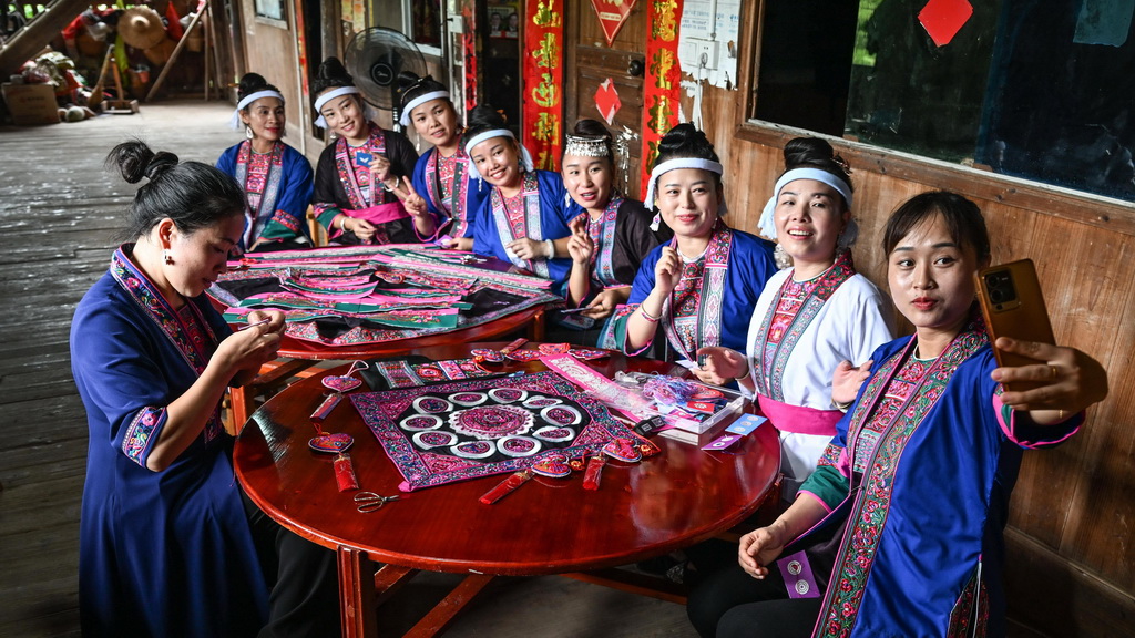 豊かな暮らしを紡ぐ「指先の技」　広西?三江