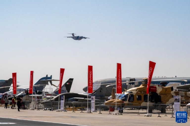 中國空軍機「運-20」が飛行パフォーマンスを披露　エジプト航空ショー