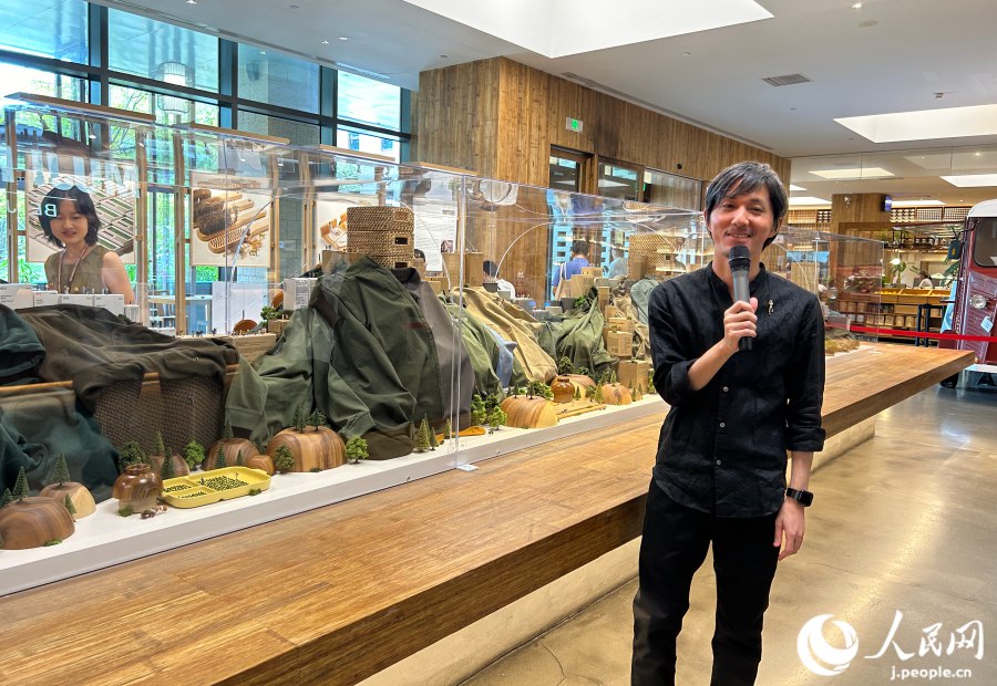 展示作品「想像の長城」の紹介を行う田中達也氏（撮影?玄番登史江）。