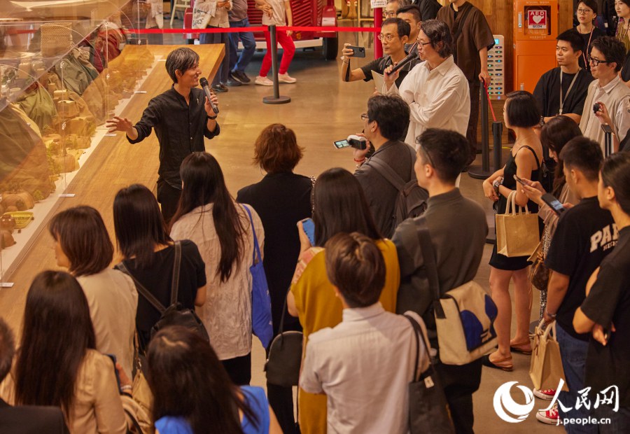 會場で展示作品の紹介を行う田中達也氏（寫真奧左手、寫真提供?MUJI HOTEL 北京）。