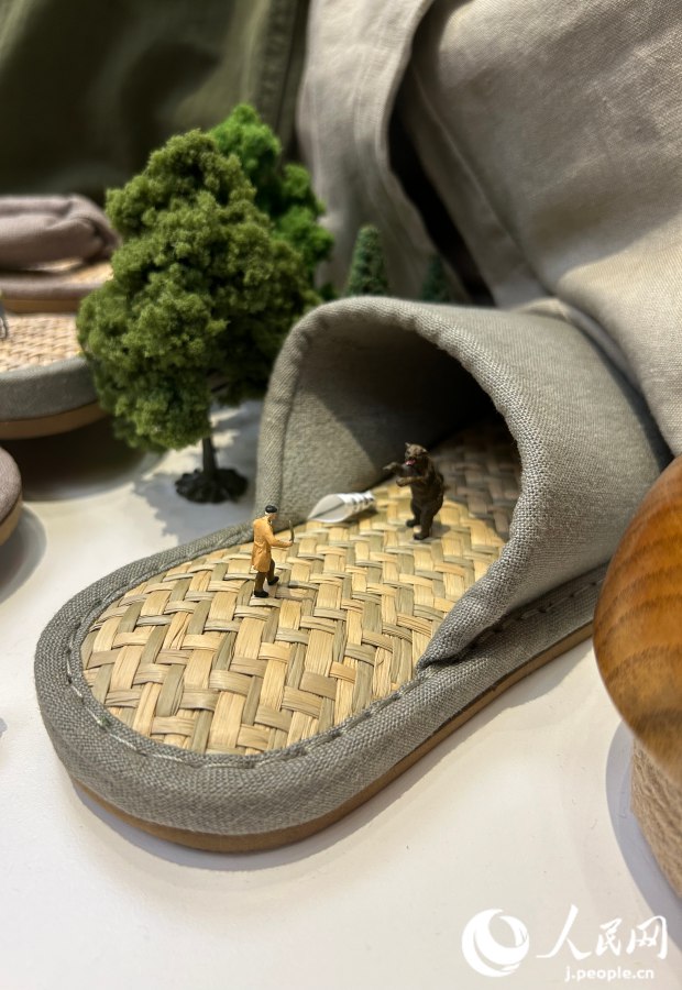 展示作品「想像の長城」で繰り広げられている熊と人の決闘シーン（撮影?玄番登史江）。