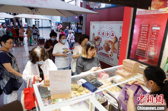 中秋節(jié)を控え、月餅購(gòu)入のため行列作る上海市民
