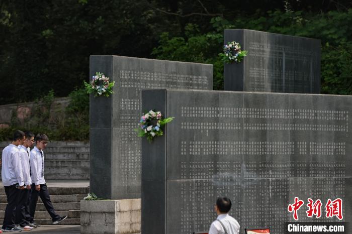 南京抗日航空烈士紀(jì)念館の英烈碑の前で足を止める男子學(xué)生たち（撮影?泱波）。