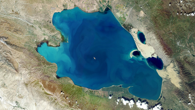 リモートセンシング衛(wèi)星「吉林1號(hào)」が撮影した中國(guó)?青海湖のサブミクロンの解像度の畫(huà)像。