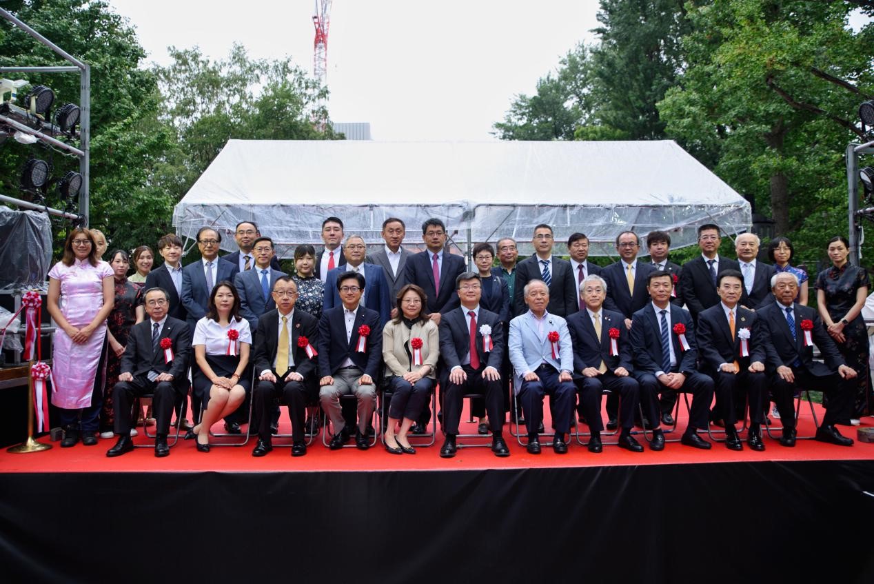 開幕式で記念寫真を撮影するゲストたち（寫真提供?主催者）。