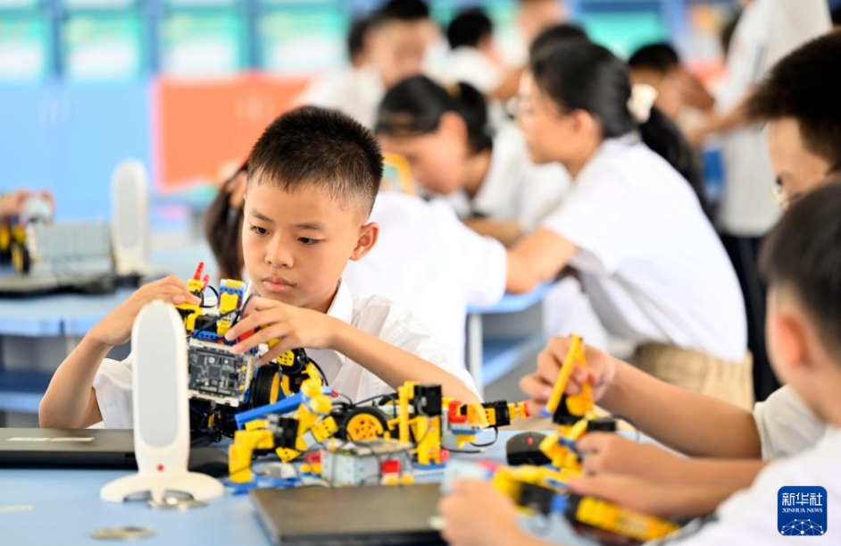 學(xué)校で子供たちの「科學(xué)の夢」を明るく照らすAI　広西