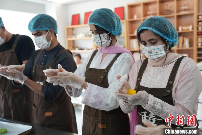 外國人留學(xué)生が月餅づくりに挑戦　河北省