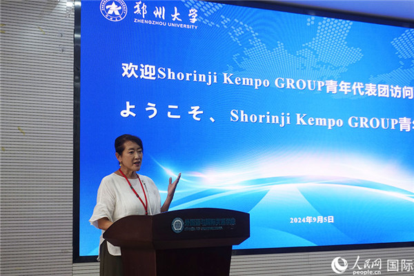 挨拶する日本少林寺拳法グループの相談役?宗由貴氏。