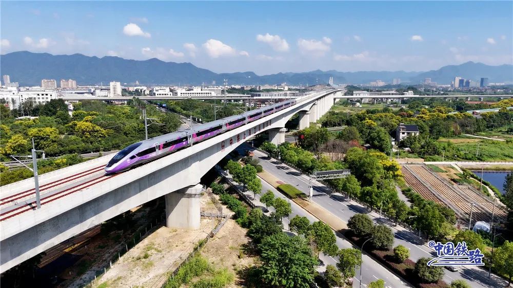杭州と溫州を結ぶ高速鉄道が6日に開通　紫色の復興號が出発！