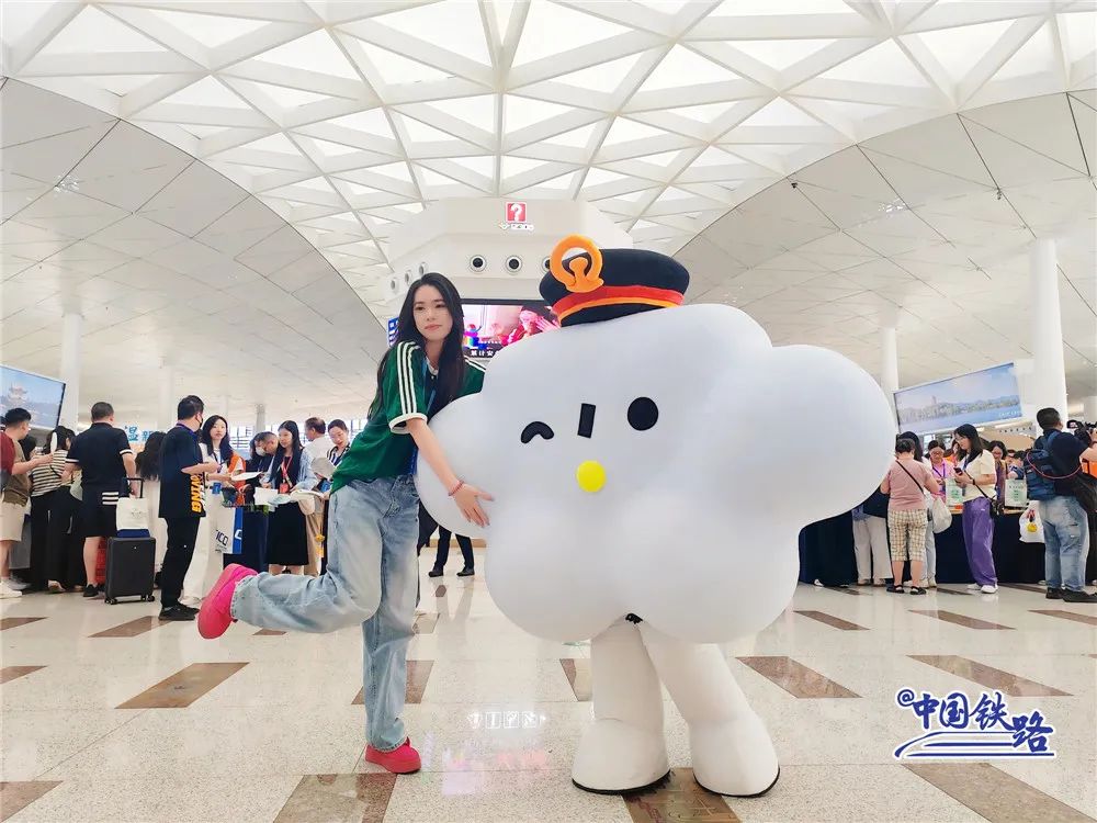 杭州と溫州を結(jié)ぶ高速鉄道が6日に開通　紫色の復(fù)興號が出発！