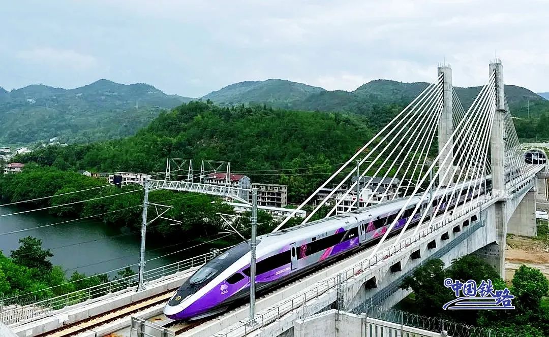 杭州と溫州を結(jié)ぶ高速鉄道が6日に開通　紫色の復(fù)興號(hào)が出発！