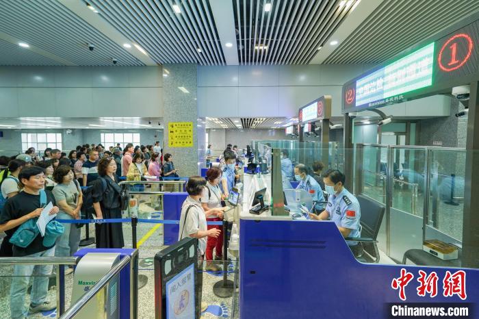 張家界荷花國(guó)際空港の出入國(guó)検査所で入國(guó)検査を受けるために列に並ぶ韓國(guó)人観光客（9月8日撮影?盧治豪）。