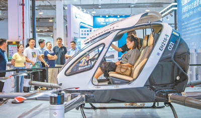 低空飛行機(jī)を體験する來場(chǎng)者（撮影?肖本祥/寫真著作権は人民視覚所有のため転載禁止）。