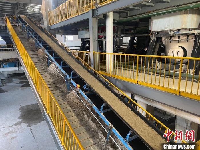 ベルトコンベアで「物理エリア」に運ばれていく砂漠砂（撮影?薩如拉）。