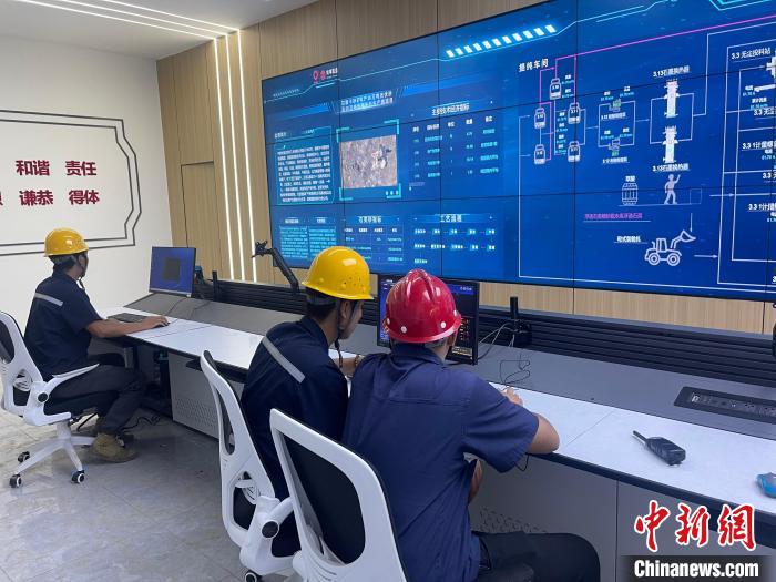 制御センターで生産ラインの運転狀況をチェックする作業(yè)員（撮影?薩如拉）。