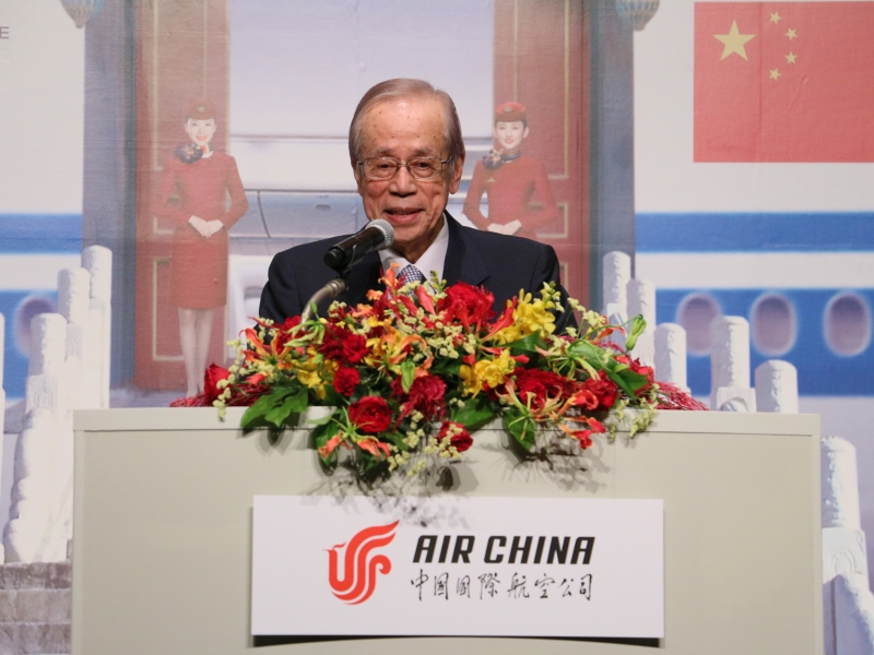 挨拶する元日本國內(nèi)閣総理大臣の福田康夫氏（撮影?許可）。