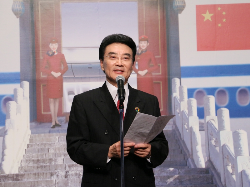 乾杯の音頭を取る在日中國企業(yè)協(xié)會(huì)會(huì)長の王家馴氏（撮影?許可）。