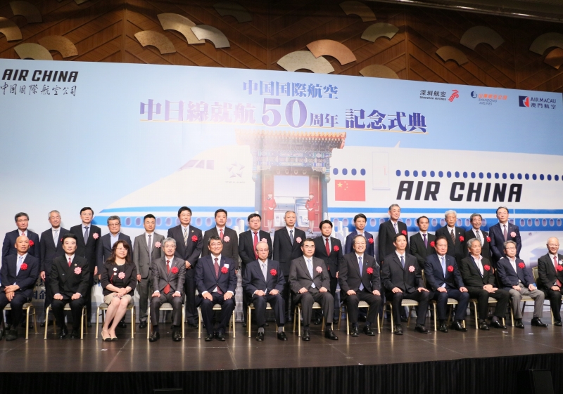 記念撮影をする來賓（撮影?許可）。