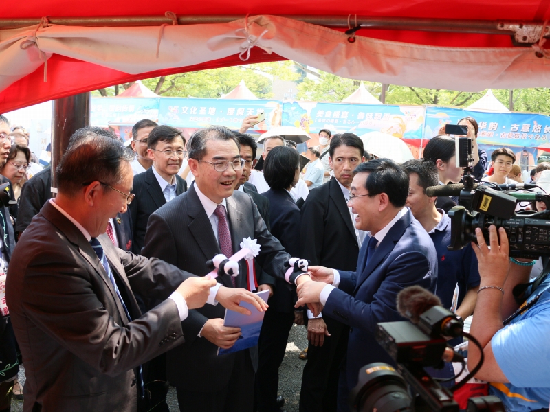 山東省エリアでパンダの文化クリエイティブグッズを手にする?yún)医岂v日大使（撮影?許可）。