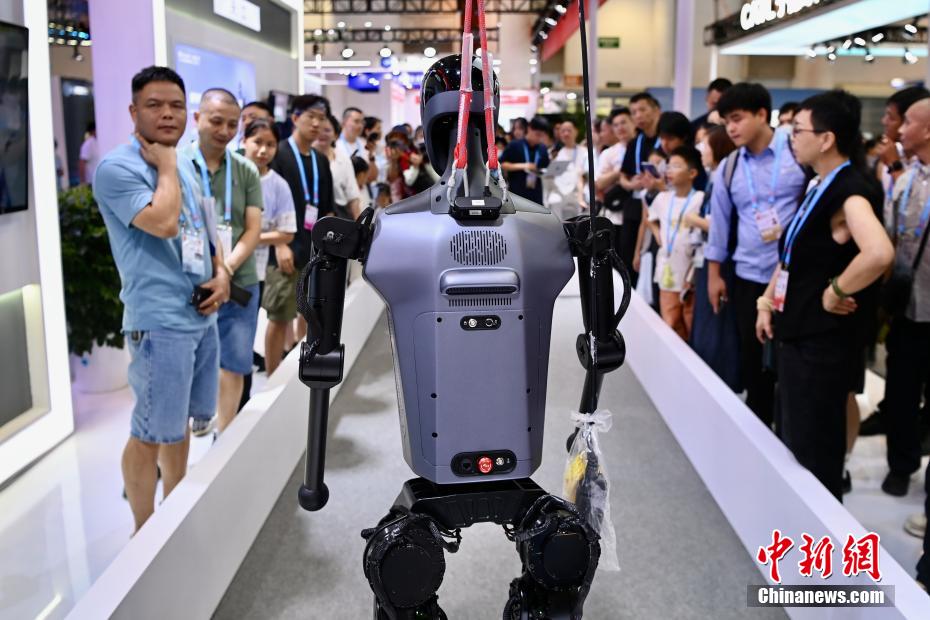 注目を集めるロボットとドローン　中國國際投資貿(mào)易商談會(huì)