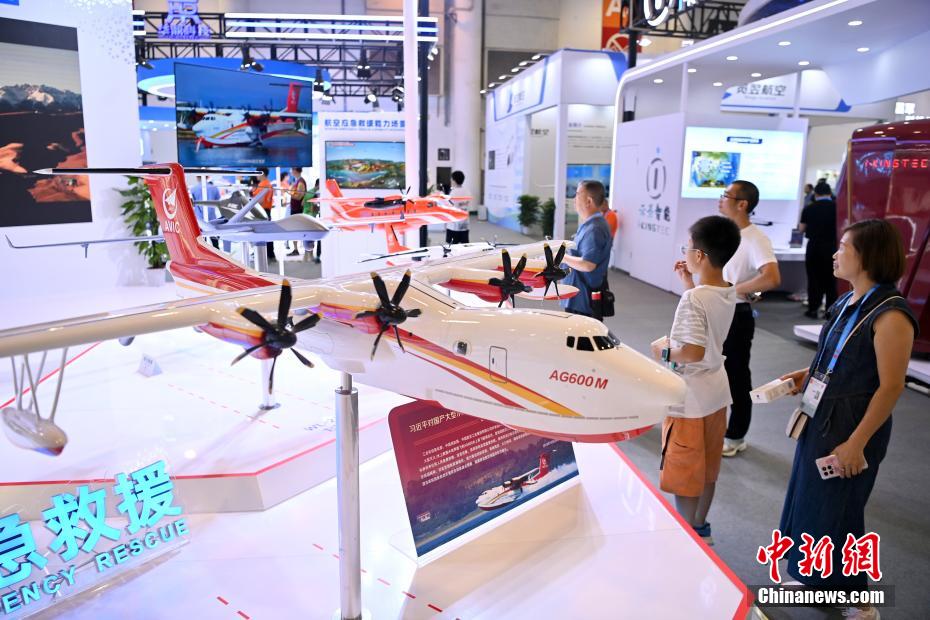 注目を集めるロボットとドローン　中國(guó)國(guó)際投資貿(mào)易商談會(huì)