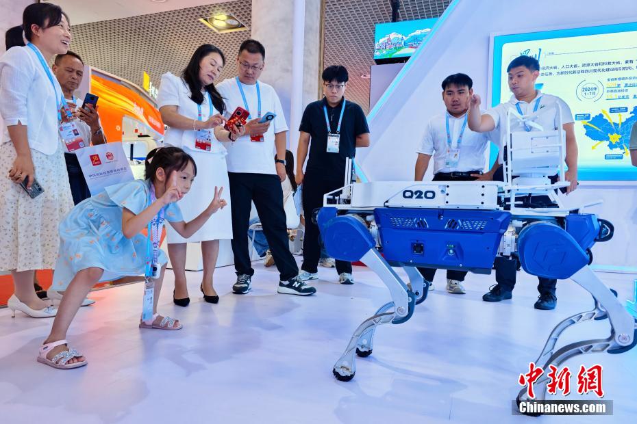 注目を集めるロボットとドローン　中國(guó)國(guó)際投資貿(mào)易商談會(huì)