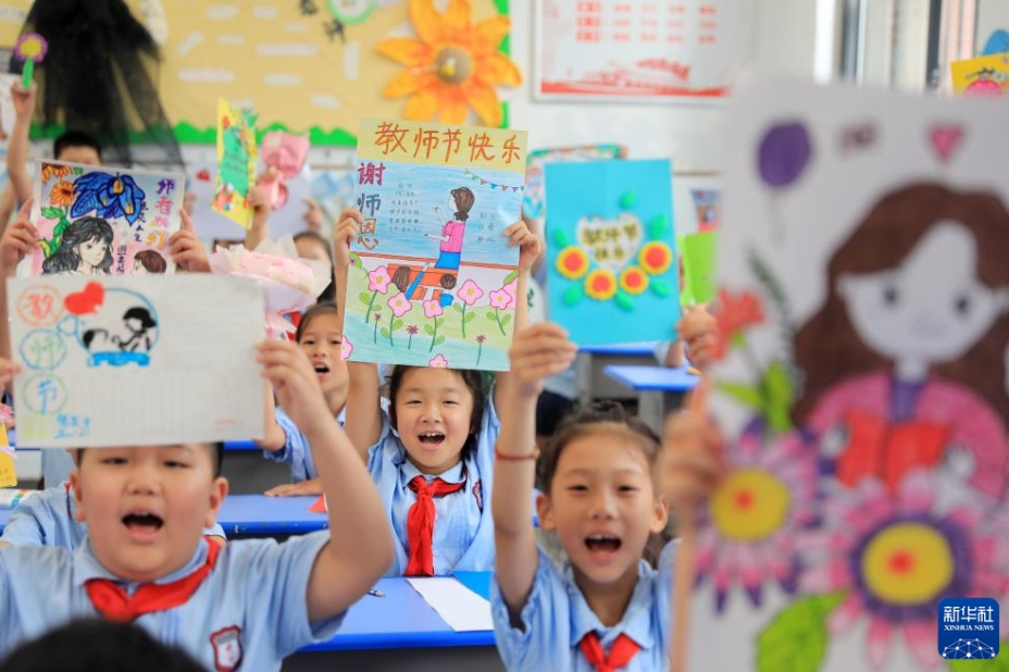 手作りカードで教師に感謝と祝福を伝える児童たち　安徽省
