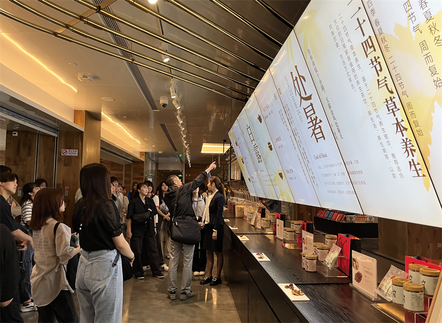 老舗にある「新しい」を探る　日中友好協(xié)會(huì)青年代表団が同仁堂を訪問