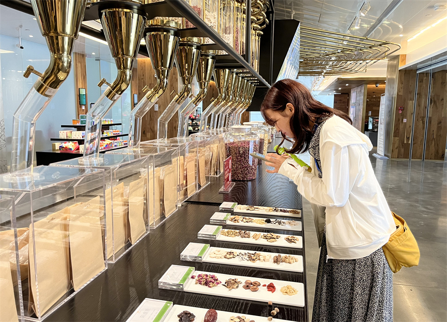 老舗にある「新しい」を探る　日中友好協(xié)會(huì)青年代表団が同仁堂を訪問(wèn)