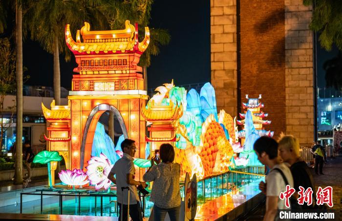香港特區(qū)の尖沙咀で中秋節(jié)のランタンが公開