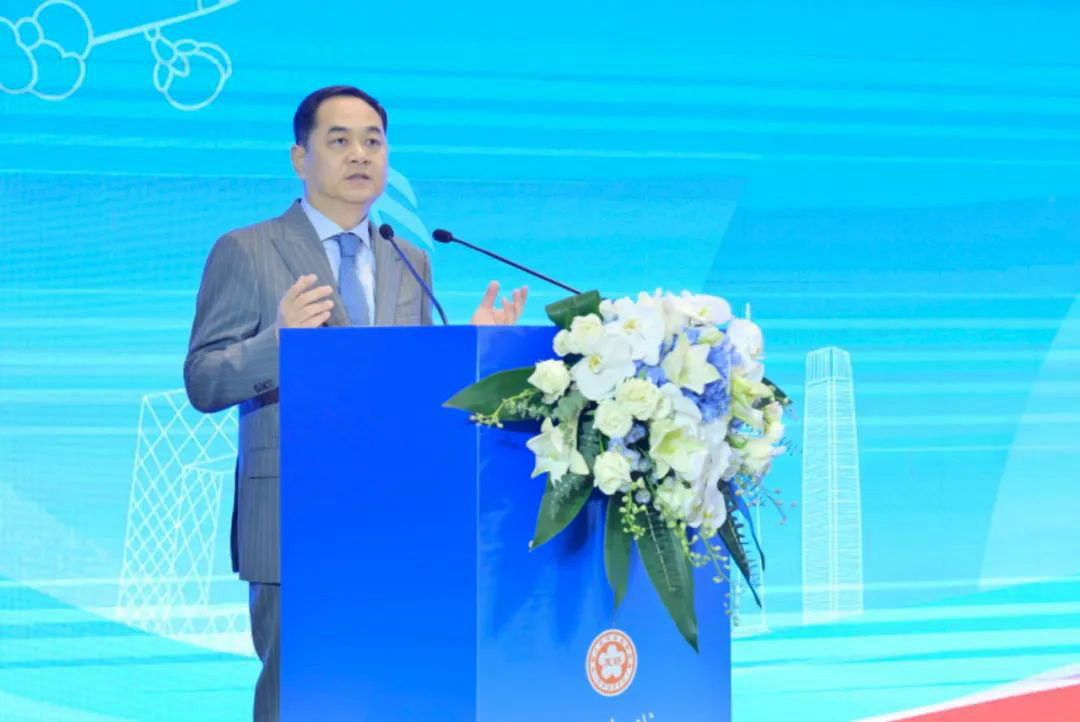 レセプションで挨拶する中國(guó)人民対外友好協(xié)會(huì)の楊萬(wàn)明會(huì)長(zhǎng)（寫(xiě)真提供?中國(guó)人民対外友好協(xié)會(huì)）。