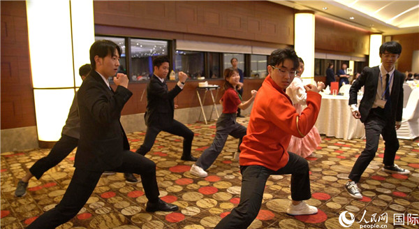 レセプションで、北京體育大學(xué)の學(xué)生と交流する日本少林寺拳法グループの青年代表団のメンバー（撮影?張麗婭）。