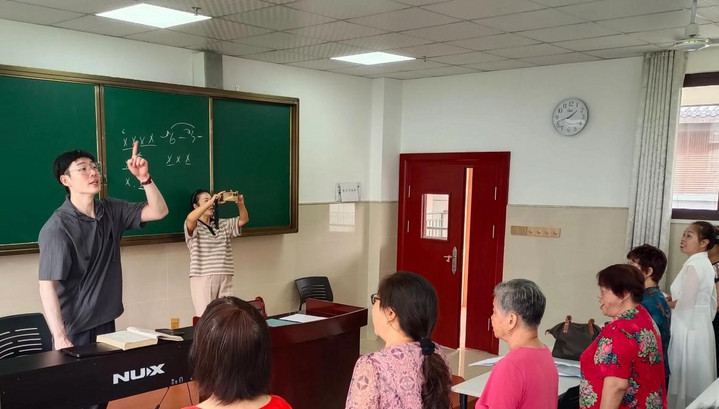 高齢者に聲楽を教える董福順先生（寫真提供?取材対応者）。