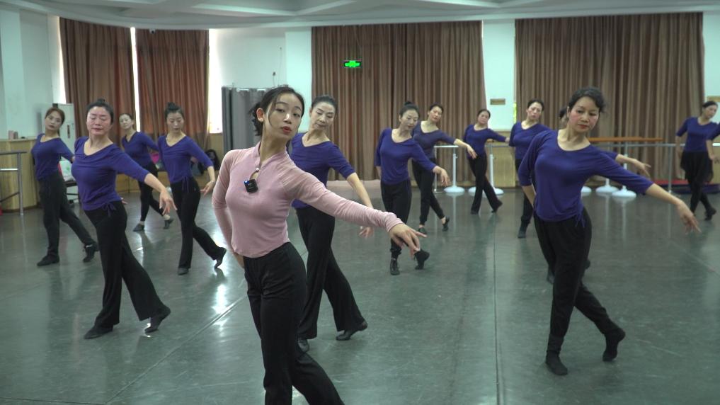 高齢者たちにダンスを教える溫淳先生（寫真提供?取材対応者）。