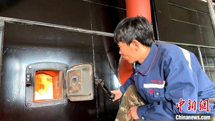 漠河市では今月10日、15日前倒しで集中暖房の供給が開(kāi)始。寫(xiě)真は集中暖房を供給するボイラーの燃焼狀況をチェックする作業(yè)員 (寫(xiě)真提供?漠河市メディアコンバージェンスセンター)。