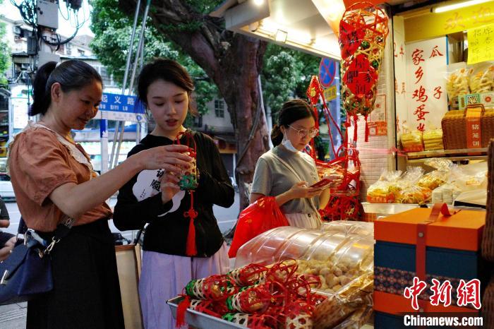 もうすぐ中秋節(jié)、広州で竹籠入りの子豚の形の月餅が人気に　広東省